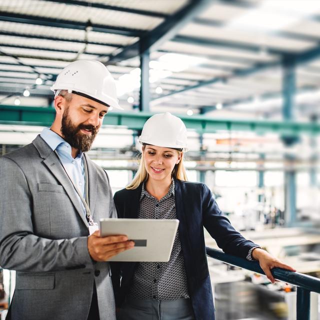 L’ingénieur en efficacité énergétique étudie et&amp;nbsp;propose&amp;nbsp;des solutions concrètes et sur mesure pour&amp;nbsp;réduire l’utilisation de l&#39;énergie tout en conservant un confort identique pour les occupants des bâtiments.&amp;nbsp;© Halfpoint, Adobe Stock