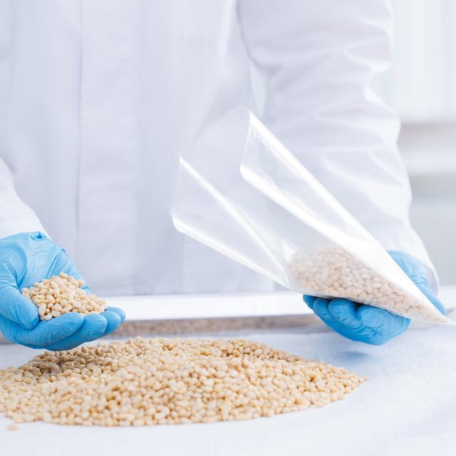 L&#39;ingénieur agroalimentaire&amp;nbsp;cherche, à partir de matières premières, à inventer de nouveaux produits alimentaires ou bien à améliorer les produits existants tout en s&#39;assurant de la qualité des produits et du respect des normes de sécurité alimentaire.&amp;nbsp;©&amp;nbsp;Parilov, Adobe Stock.