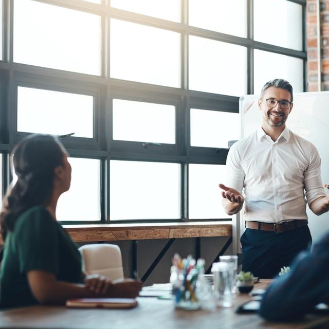 Lors d'un rendez-vous chez un client, l'ingénieur avant-vente vient appuyer le commercial pour détailler les spécificités techniques de leurs solutions et proposer au client un produit répondant exactement à leurs besoins spécifiques.&nbsp;©&nbsp;peopleimages.com, Adobe Stock