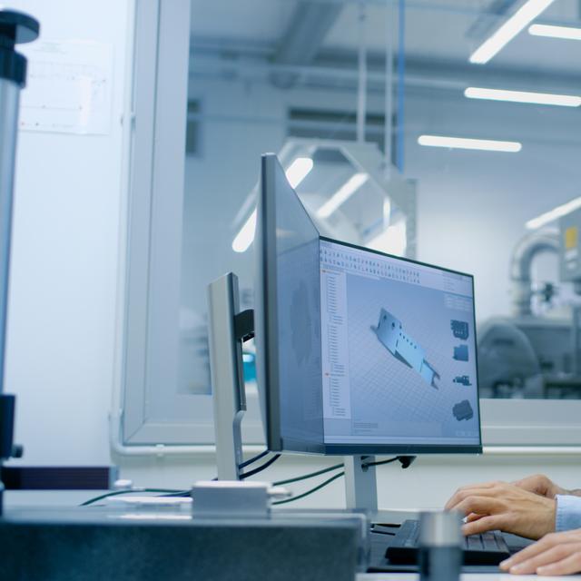 Grâce à des calculs numériques, l’ingénieur détermine l’état d’usure et de fatigue d’une pièce d’aéronef et cherche les solutions pour améliorer sa durée de vie. © Gorodenkoff, Fotolia.