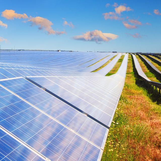 L’ingénieur en énergie renouvelable cherche des terrains compatibles avec l’accueil d’énergies propres et assure leur implantation. © FenrisWolf, Fotolia.