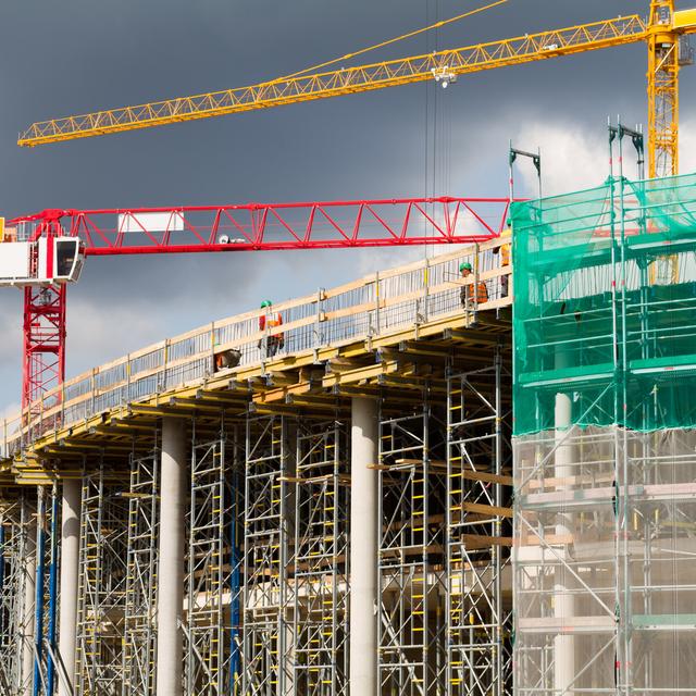 L’ingénieur en génie civil assure la construction ou la réhabilitation des ouvrages d’art utiles à la population, qu’il s’agisse de pont, de gratte-ciel, de réseau ferré, de station d’épuration... © Ulf Dressen, Fotolia.