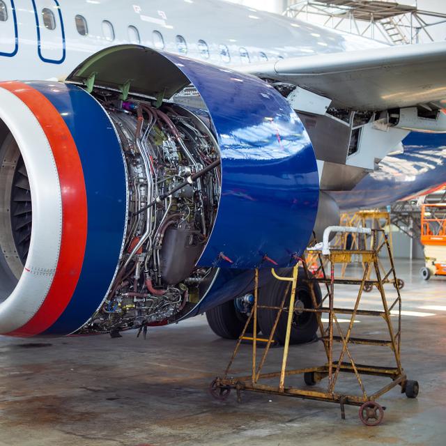 L&#39;ingénieur&amp;nbsp;aéronautique doit suivre un programme de maintenance&amp;nbsp;très précis pour pouvoir garder les avions en service. ©&amp;nbsp;evsafronov, Adobe Stock