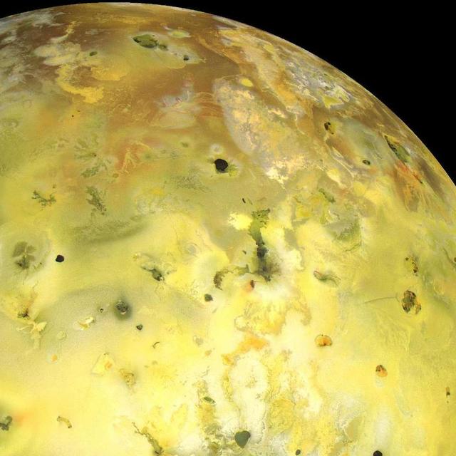 Une photo en vraies couleurs de Io, la lune volcanique de Jupiter. © Nasa,&amp;nbsp;University of Arizona&amp;nbsp;
