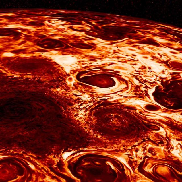 Cette image générée par ordinateur est basée sur une image infrarouge de la région polaire nord de Jupiter qui a été acquise le 2 février 2017 par l&#39;instrument JIRAM à bord de Juno pendant son quatrième passage. © NASA/JPL-Caltech/SwRI/ASI/INAF/JIRAM