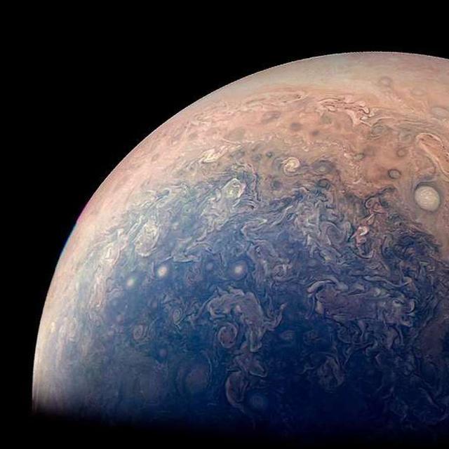 Une vue du pôle sud de Jupiter prise par la sonde Juno. Le traitement de Gabriel Fiset,&amp;nbsp;citizen scientist (scientifique citoyen), accentue le contraste entre les différents motifs dans la haute atmosphère. © Nasa, JPL-Caltech, SwRI, MSSS, Gabriel Fiset