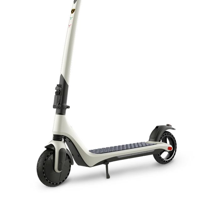 La trottinette électrique Lamborghini AL1 offre des prestation techniques sommes toute assez classiques. © Automobili Lamborghini E-Mobility/MT Distribution