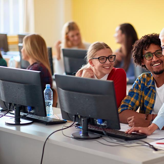 L’informatique offre une panoplie de métiers dans tous les secteurs d’activités garantissant une embauche rapide pour les étudiants en informatique. © luckybusiness, Adobe Stock.