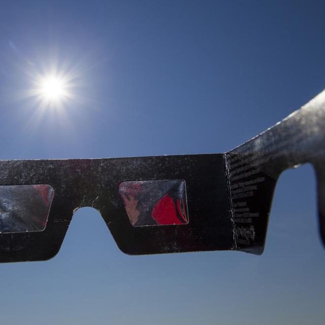 Rien de plus simple pour observer une éclipse de soleil : porter des lunettes spéciales de protection ! © A_Bruno, fotolia
