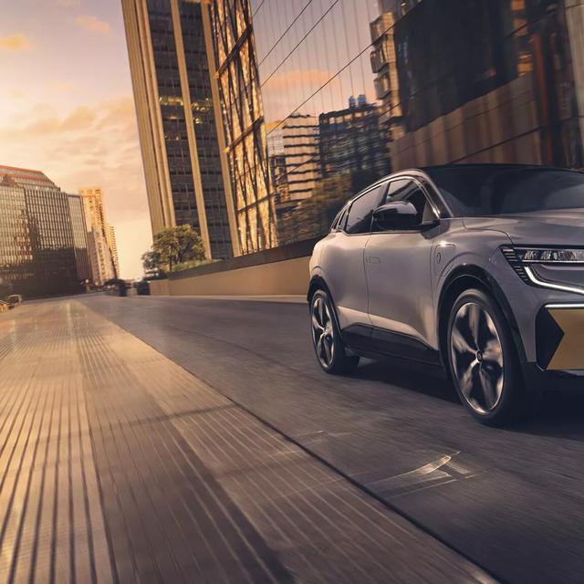 Le nouveau modèle électrique phare du constructeur français vient de sortir. Ce crossover électrique n’a rien à voir avec la berline qui porte le même nom. © Renault