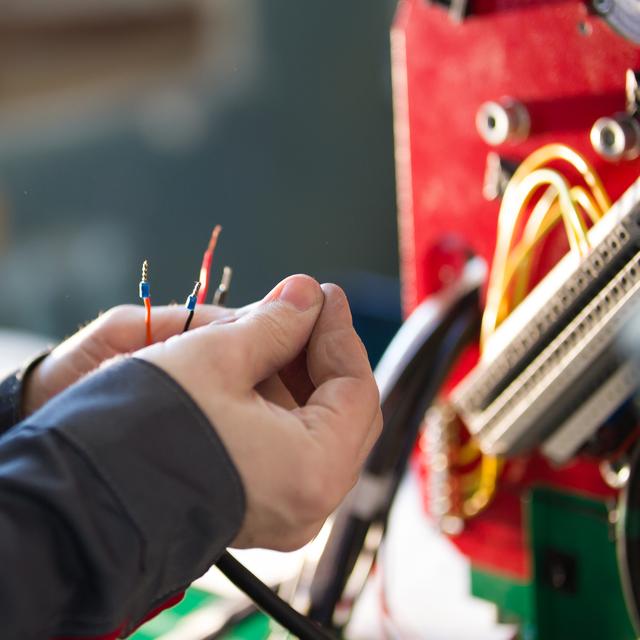 Le monteur-câbleur aéronautique est en charge des raccordements de fils nécessaires aux différents équipements électriques, électroniques et électromécaniques présents dans un aéronef. © Barselona Dreams, Fotolia.