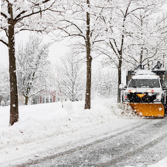 L'arrivée de la&nbsp;neige en plaine doit être anticipée pour éviter les difficultés sur les routes. © Lenzation Studio, Adobe Stock