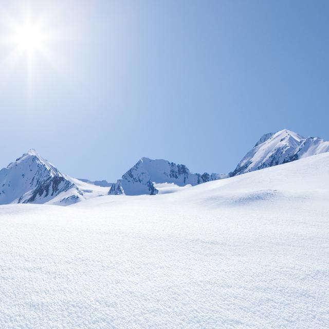 Pourquoi voyons-nous la neige blanche ? La réponse vient du phénomène de réfraction. © by-studio, Fotolia