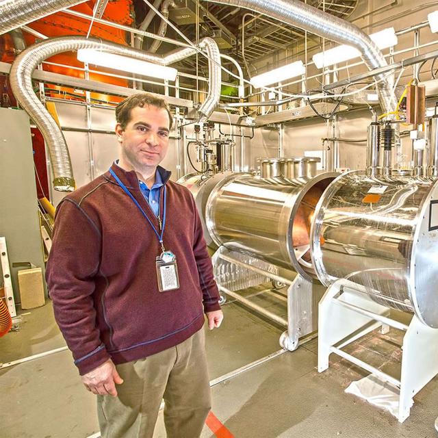 Chris Tully, physicien à Princeton, se trouve dans le laboratoire Ptolemy&amp;nbsp;du laboratoire de physique des plasmas de Princeton.&amp;nbsp; © Elle Starkman, PPPL Communications