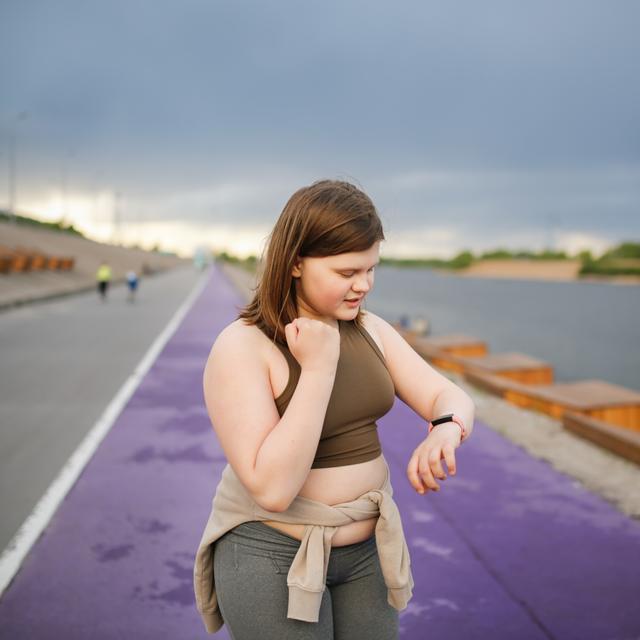 Les personnes en surpoids sont exposées à plus de risque&nbsp;de maladies cardiovasculaires majeures et de mortalité prématurée. L'activité physique peut diminuer ce risque. © natalialeb, Adobe Stock