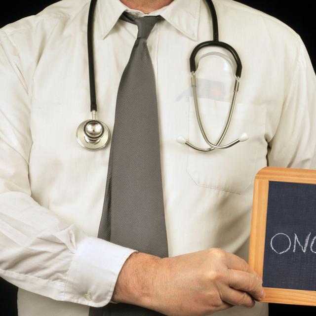 Le cancérologue, appelé aussi oncologue, est spécialisé dans le traitement des cancers ou tumeurs malignes. © Richard Villalon, Forolia.