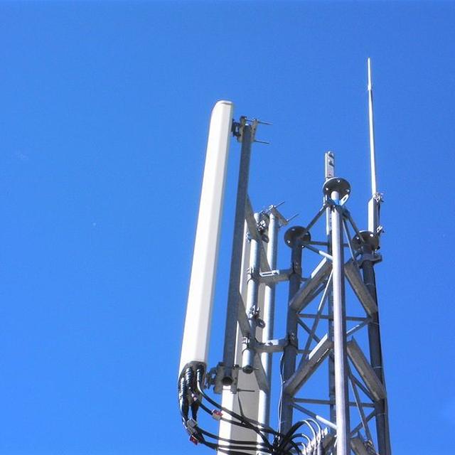 Les&amp;nbsp;ondes électromagnétiques seraient sans danger avéré pour la santé selon l&#39;Anses. Le rapport est cependant plus alarmant que ce que l&#39;agence veut bien l&#39;affirmer… © France64160, Wikimedia Commons, cc by sa 2.0