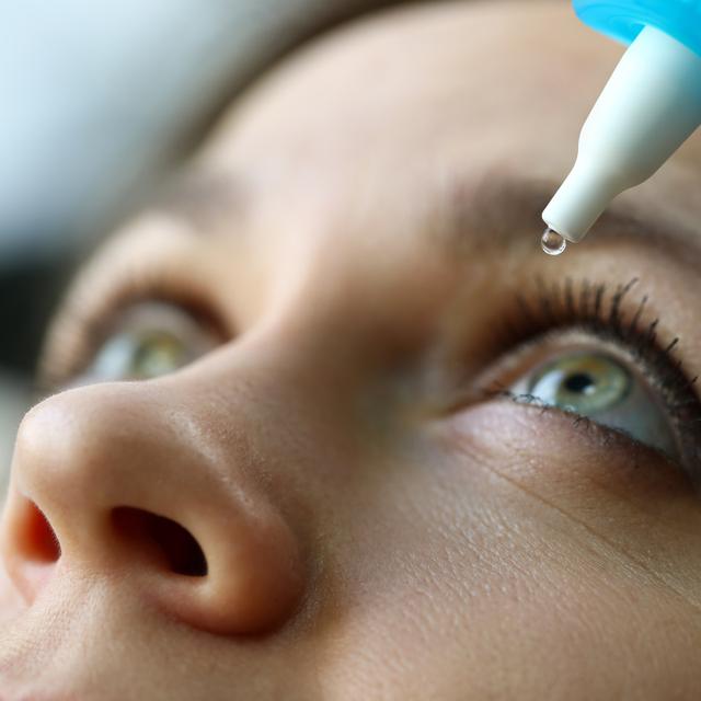 La chirurgie plastique du regard est une sous spécialité de l'ophtalmologie : elle peut corriger des yeux tombants et lutter contre les cernes&nbsp;©&nbsp;megaflopp,&nbsp;Adobe Stock