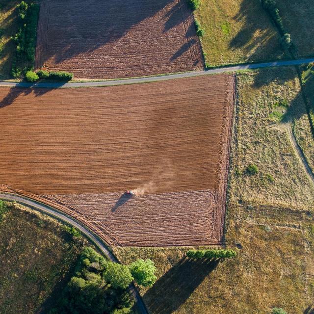 Le pédologue est notamment sollicité par les agriculteurs afin de savoir si la terre qu'ils souhaitent cultiver est fertile ou non.&nbsp;©&nbsp;Nicolaspetitfrère, Adobe Stock.