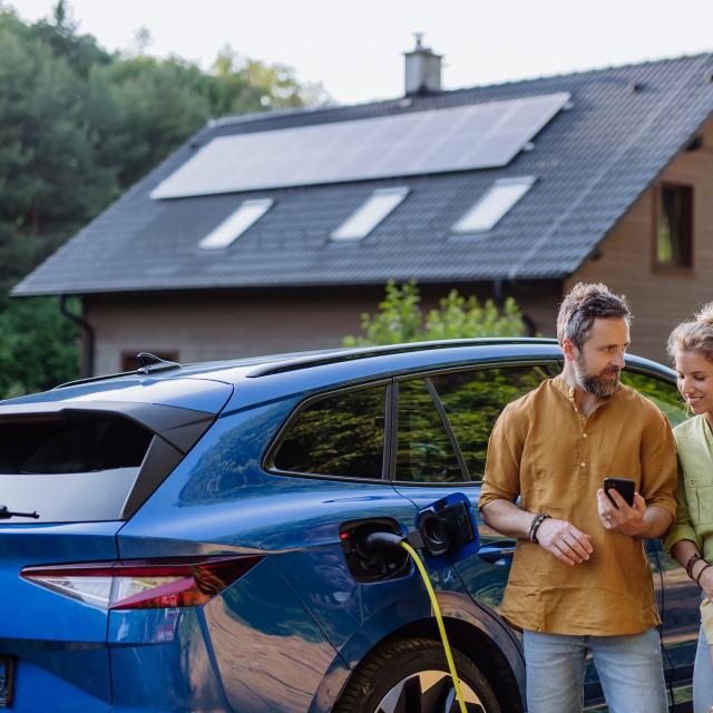 Voici comment faire des économies sur sa facture d'électricité grâce à l'énergie solaire. © Halfpoint, Adobe Stock
