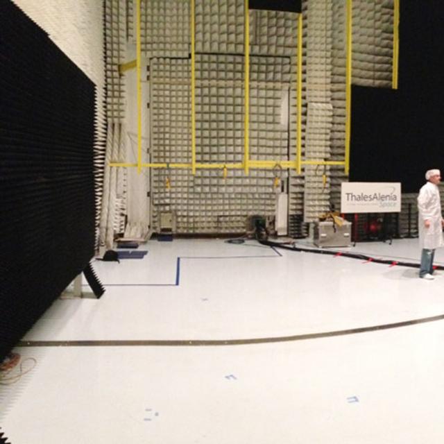 Sentinel 1 dans toute sa longueur. Les 12,3 mètres du radar sont déployés dans la chambre anéchoïque de Thales, à Cannes. © Thales Alenia Space