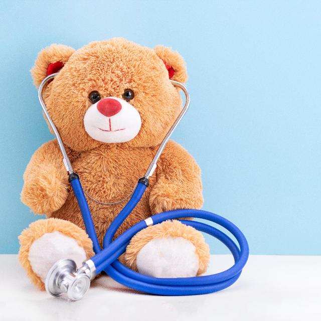 En contact direct avec les enfants, le pédiatre doit savoir rassurer aussi bien ses petits patients que leur parent.&amp;nbsp;©&amp;nbsp;Anna, Adobe Stock.