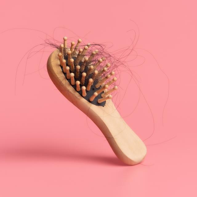 Les personnes atteintes de la&amp;nbsp;Covid longue ont plus de risque de perdre leur cheveux que les autres. © showcake, Adobe Stock