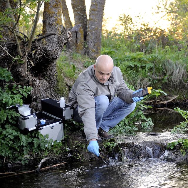 Les cours d’eau sont plus directement touchés par la pollution aux pesticides. Mais des échanges existent entre cours d’eau et eaux souterraines qui font que celles-ci ne sont pas épargnées. © francescomou, fotolia