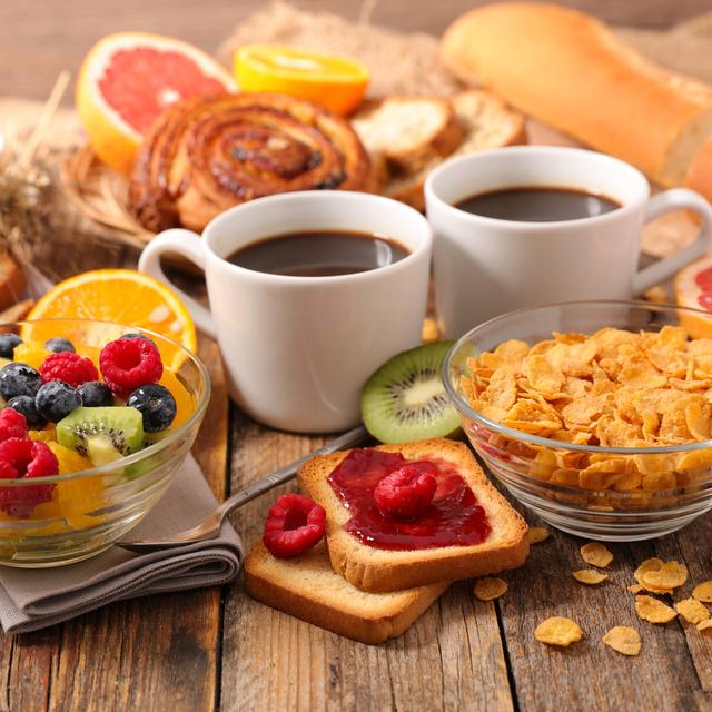 Quelques-uns des ingrédients qui composent un petit déjeuner bon pour la santé. © M.studio, Fotolia