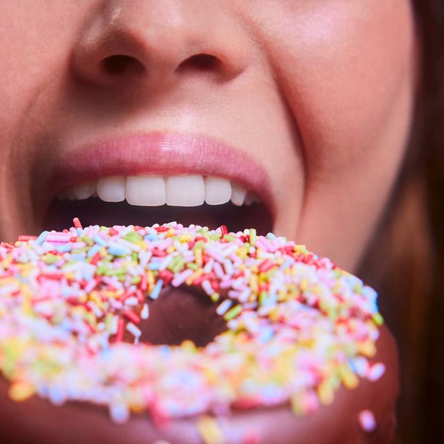 Pourquoi sommes-nous accros au sucre ? Les effets surprenants sur notre cerveau. © WunderVisuals, iStock