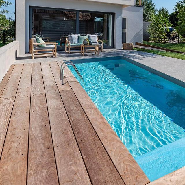 Petites ou grandes piscines, l'eau doit être&nbsp;traitée&nbsp;pour éliminer bactéries, algues, champignons...&nbsp;Pour&nbsp;y parvenir le chlore est concurrencé par le sel, le brome ou encore les UV.&nbsp;© Waterair