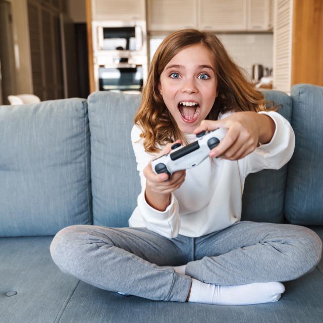 La nouvelle Playstation 5 Pro est mise en vente à 800 euros. Ce tarif est à l&#39;image de la&amp;nbsp;hausse généralisée des prix dans la tech. © Drobot Dean, Adobe Stock