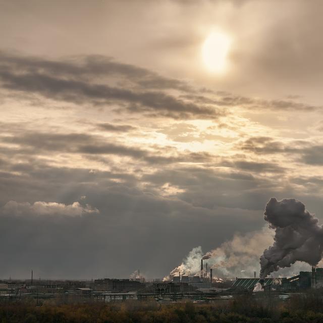 La première forme de pollution atmosphérique provient de sources de proximité comme les installations industrielles ou les véhicules. © Liubov Furs, fotolia