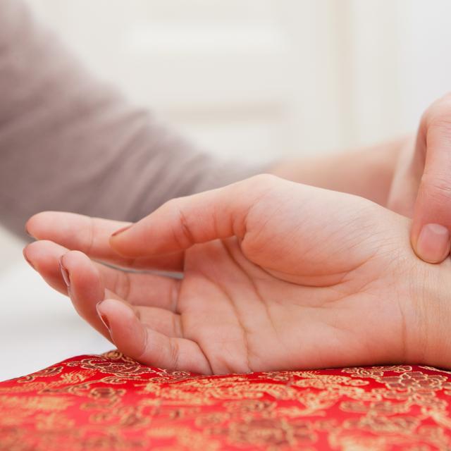 L&#39;onde de pouls est le résultat de l&#39;interaction entre le volume systolique et la résistance artérielle. La découverte de l&#39;équipe de Stefan Catheline montre qu&#39;au moins deux ondes de pouls existent&amp;nbsp;dans les vaisseaux sanguins. © Fabian, Adobe Stock