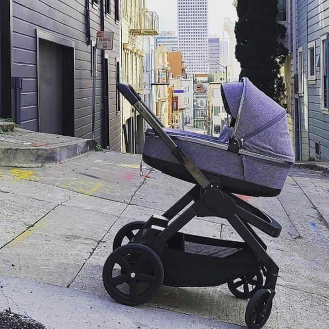 La poussette est dotée d&#39;une IA pour assurer la sécurité de l&#39;enfant. © Glüxkind