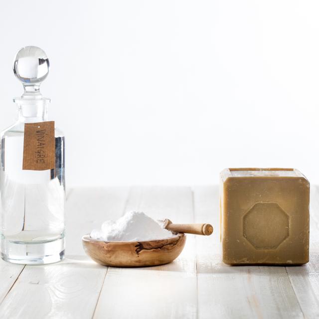 Certains produits naturels comme le vinaigre blanc ou le bicarbonate de soude sont incontournables dans la maison. ©STUDIO GRAND WEB, Adobe Stock