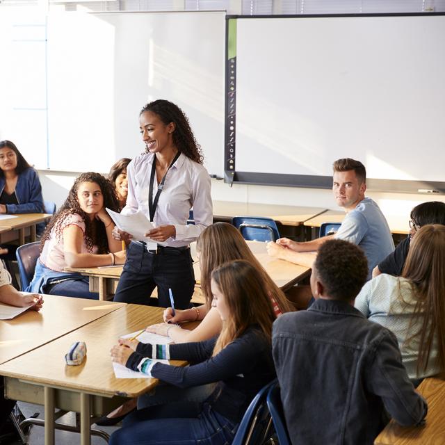  Le professeur agrégé exerce dans l’enseignement supérieur, où il donne quinze heures de cours hebdomadaires. © Monkey Business, Fotolia.