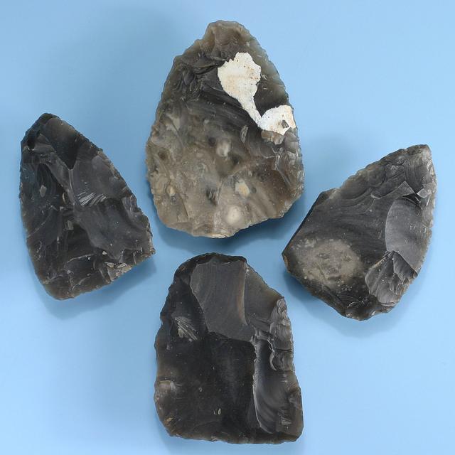 Ces couteaux en silex sont des outils courants de la Préhistoire. © Wessex Archaeology, Flickr, CC by-nc-sa 2.0