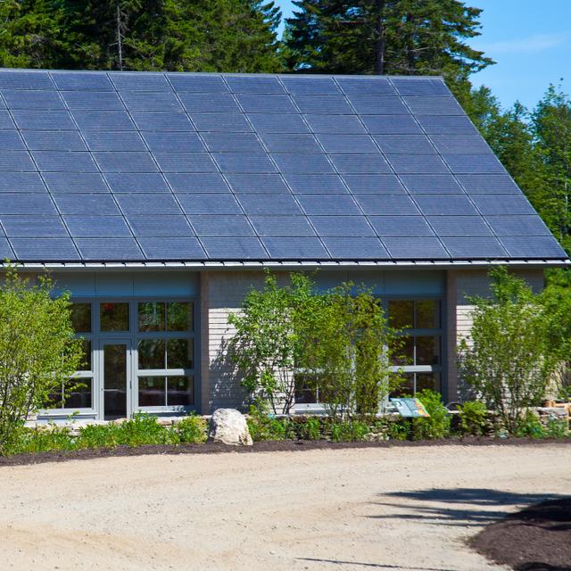 L’un des inconvénients de l&#39;énergie solaire réside dans le fait que pour assurer une production d&#39;énergie suffisante, il est essentiel d&#39;installer une bonne surface de panneaux photovoltaïques. © Dave Dugdale, Flickr, cc by sa 2.0