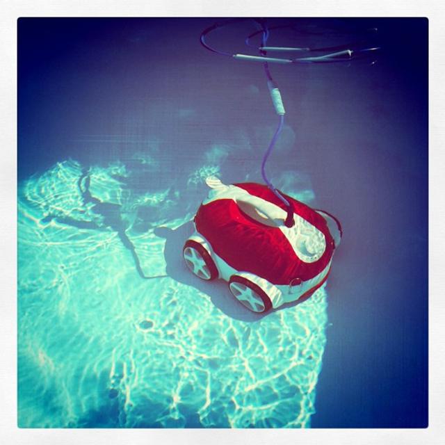 L&#39;aspirateur de piscine est un accessoire indispensable au bon fonctionnement de votre piscine. Le choix entre une version manuelle ou automatique dépend notamment du temps que vous pouvez consacrer au nettoyage de votre piscine. © 96bot, Flickr, cc by 2.0