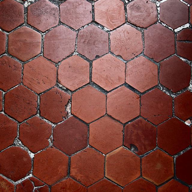 Deux couches de mortier peuvent être nécessaires pour le ragréage d&#39;un carrelage lorsque les défauts sont encore visibles.  © Christophe Moustier, Wikimedia Commons, CC BY-SA 3.0