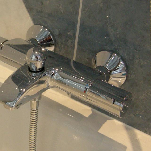 Le robinet thermostatique, à poser pour une baignoire, facilite les économies d&#39;eau. © Philip Bosma, Wikimedia Commons, GNU Free Documentation License