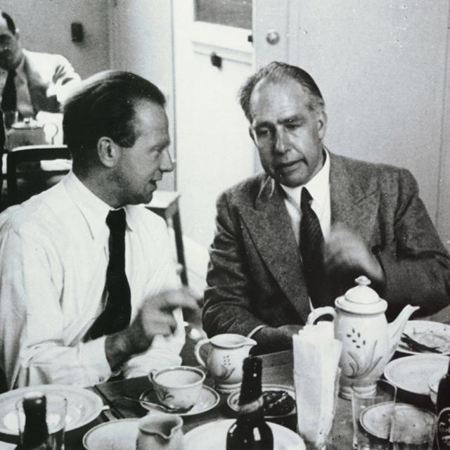 Deux des pères fondateurs de la théorie quantique et de son interprétation physique en discussion, Werner Heisenberg (à gauche) et Niels Bohr (à droite). © AIP-Niels Bohr Library