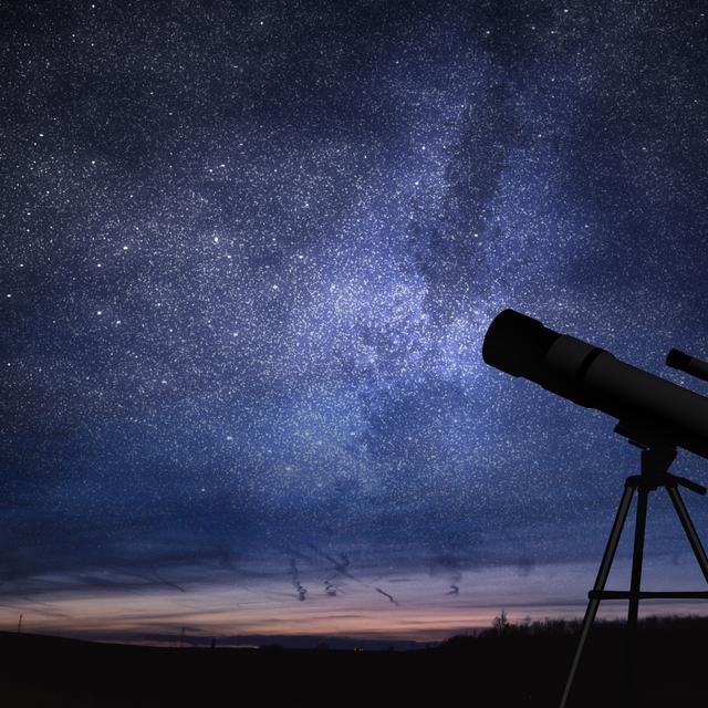 Une lunette astronomique permet d’observer les planètes. © vchalup, Fotolia