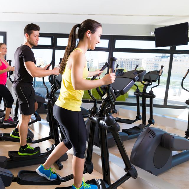 Vélo elliptique : conseils pour une séance efficace. © Lunamarina, Adobe Stock