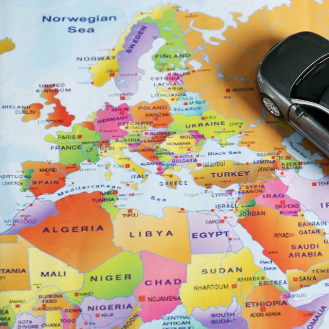 Quels pays ont adopté la circulation à gauche ? © New Africa, Adobe Stock