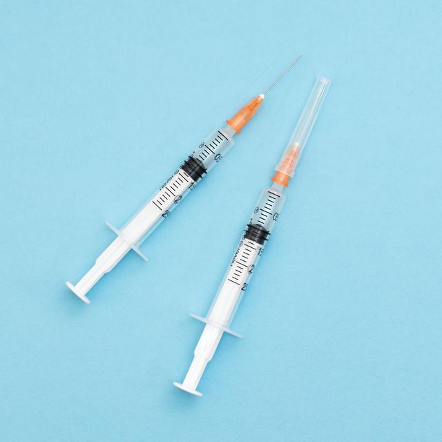 Covid-19 : la 2e injection est-elle indispensable ? © MaddieRedPhotography, Adobe Stock