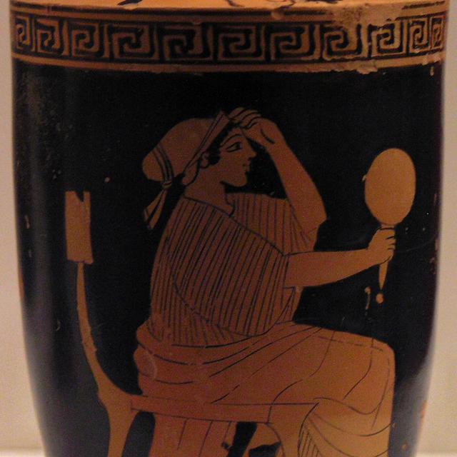 Les miroirs étaient déjà employés en Mésopotamie, Égypte et Grèce. Sur cette photo, on voit une femme assise tenant un miroir. Lécythe attique à figures rouges par le peintre de Sabouroff, vers 470-460 av. J.-C. Provenance : Velanideza. Musée national archéologique d&#39;Athènes, n°1624. © wikipedia-Marsyas