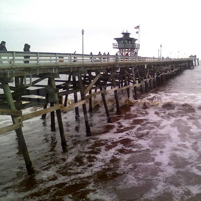 Une marée rouge causée par un bloom algal. © Darin R. McClure CC by-sa-3.0