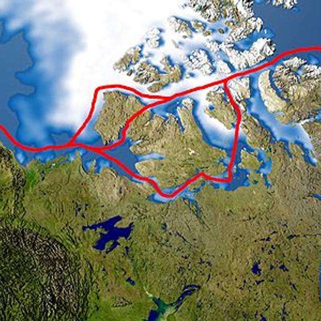 Le passage du nord-ouest (lignes rouges) ouvert par la régression de la banquise. © Foobaz, d’après une image de la Nasa, Wikimédia domaine public